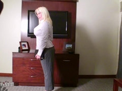 Gros seins, Blonde, Plantureuse, Lunettes, Nue  à poil, Rasée, Softcore, Solo