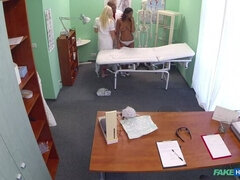 Amateur, Sucer une bite, Médecin, En levrette, Doigter, Bureau, Chatte, Voyeur