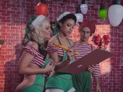 Язык в попке, Блондинки, Минет, Черненькие, Хд, Милф, Короткая стрижка, Втроем