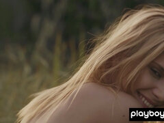 Badpak, Blond, Natuurlijke tieten, Buiten, Klein, Mager, Alleen, Strippen