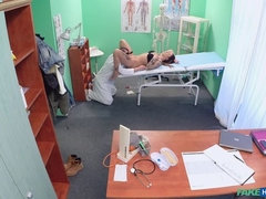 Enthousiasteling, Arts, Vingeren, Likken, Verpleegster, Kut duiken, Uniformpje, Nat