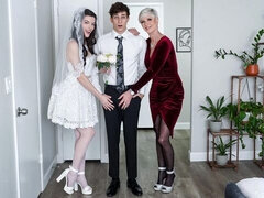 Tireless Fiona Frost and Foxxxy Darlin at oral dirt