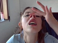 Bruinharig, Brillen, Klein, Kut duiken, Alleen, Tiener, Tieten likken, Uniformpje