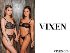 Incroyable, Cul, Sucer une bite, En levrette, 2 femmes 1 homme, Branlette thaïlandaise, Adolescente, Plan cul à trois