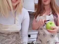 In den arsch, Blondine, Blasen, Hd, Küche, Natürlich, Party, Flotter dreier