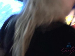 Blasen, Freundin, Handjob, Piercing, Dürr, Weibliche ejakulation, Tätowierung, Unter dem rock