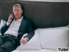 Aziatisch, Pijpbeurt, Bruinharig, Hondjeshouding, Sperma in gezicht, Likken, Klein, Mager