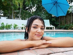 Arsch, Schönheit, Blasen, Braunhaarige, Handjob, Lecken, Pool, Entkleiden