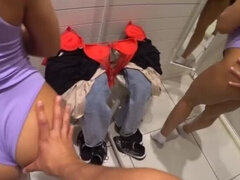 Blasen, Braunhaarige, Sperma im mund, Freundin, Indisch, Zierlich, Öffentlich, Sperma