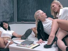 Kont naar mond, Blond, Bruinharig, Lesbisch, Klein, Zuigen, Tiener, Tieten likken