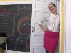 Brunette brune, Lunettes, Lesbienne, Masturbation, Tatouage, Jouets