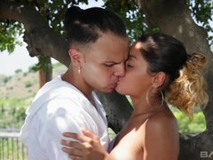 Verga grande, Mamada, Morena, Tetas naturales, Al aire libre, Afeitado, Flaco, Adolescente