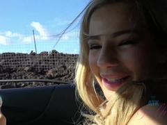 Enthousiasteling, Blond, Vriendin, Klein, Openbaar, Tatoeage, Plagen, Tieten likken