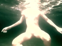Behaart, Milf, Natürlichen titten, Nudist, Pissen, Pov, Solo, Unter wasser