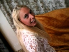 Amateur, Blonde, Homme nu et filles habillées, Femme dominatrice, Fétiche, Groupe, Fête, Suçant
