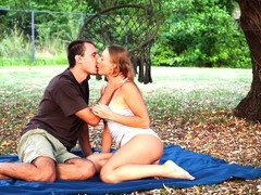 Amateur, Pareja, Corrida, Casero, Besar, Al aire libre, Público, Coño
