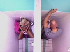 Badkamer, Blond, Hardcore, Openbaar, Kut duiken, Tiener, Tieten likken, Toilet