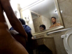 Cul, Salle de bains, Noire, Queue, En levrette, Interracial, Police, Douche