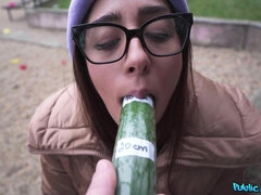 Sucer une bite, Brunette brune, Gode, Faciale, Lunettes, De plein air, Pov, Chaussettes