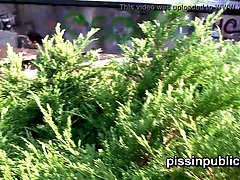 Blond, Bruinharig, Dichtbij, Buiten, Openbaar, Roodharige vrouw, Zoon, Onder de rok