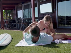 Blonde, Sucer une bite, En levrette, Faciale, Hd, Seins naturels, De plein air