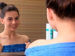 Bad, Dildo, Fingern, Handjob, Rasiert, Solo, Titten, Nass