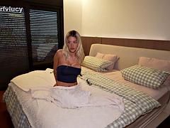 Amateur, Gros seins, Sucer une bite, Attrapée, Tir de sperme, Doigter, Mère que j'aimerais baiser, Chatte