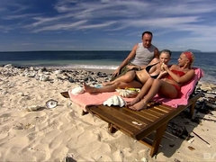 Anal, Plage, Blonde, Tir de sperme, Faciale, De plein air, Piercing, Plan cul à trois