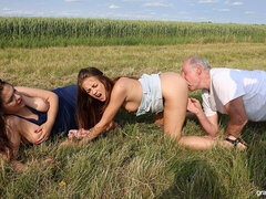 Gros cul, Grosse bite, Sucer une bite, En levrette, 2 femmes 1 homme, Mature, De plein air, Mouillée