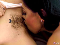 Gros seins, Poilue, Lesbienne, Masturbation, Culottes ou slips, Fête, Jouets, Vibromasseur