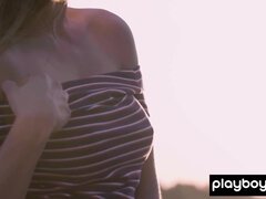 Gros seins, Blonde, Plantureuse, Nue  à poil, Seins naturels, De plein air, Solo, Nénés