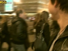 Anal, Brunette brune, Mignonne, Faciale, Talons, Argent, Public, Plan cul à trois