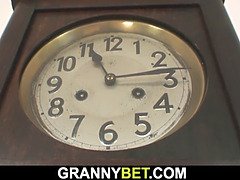 Blasen, Braunhaarige, Geile alte tussi, Oma, Masturbation, Milf, Mutti, Realität