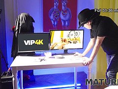 Blond, Bedriegen, Tsjechisch, Hardcore, Man, Rijpe lesbienne, Natuurlijke tieten, Kousen