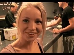 Tussi, Blondine, Masturbation, Öffentlich