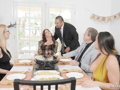 Grosser arsch, Grosse titten, Blasen, Hundestellung, Puppe, Frau frau mann, Milf, Muschi