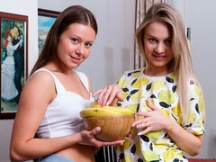 Blond, Schattig, Vingeren, Lesbisch, Likken, Masturbatie, Strippen, Tiener