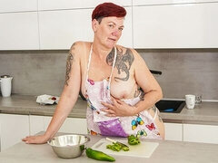 素人, デカ尻, デカパイ, キッチン, 赤毛, ショートヘア, 一人, フェラする
