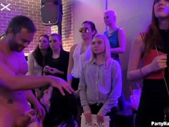 Blond, Bruinharig, Handbeurt, Hardcore, Hakken, Zoenen, Ondergoed, Kousen