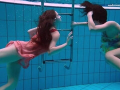 Brunette brune, Lesbienne, Piscine, Public, Russe, Adolescente, Nénés, Sous marin