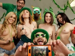 Pijpbeurt, Hondjeshouding, Handbeurt, Hardcore, Orgie, Feest, Geschoren, Tatoeage