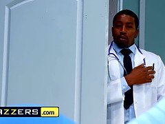 デカチン, デカパイ, 黒人, ブロンド, フェラチオ, 医者, 異人種間, 淫乱熟女