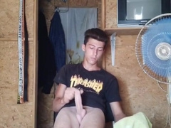 Юный студент решил по-быстрому полрочить огромный хуй когда начальник стоит за дв