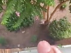 Novinho se masturbando ao ar livre