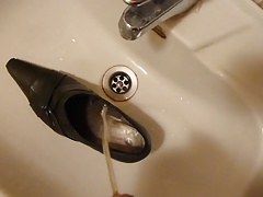 Piss in wifes black pointy pump