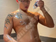 Gigantic pipe drizzles jizz