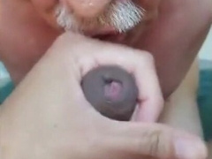 Senior lutscht einen jungen Latino 9