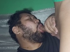 Bearded guy Maka Dila gives an amazing homemade blowjob in the bedroom
