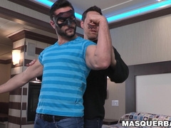 Dude wears mask while he is sucked off by very hot jock