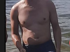 Joaobahia na cama com muito calor mostrando sua vara grossa e longa